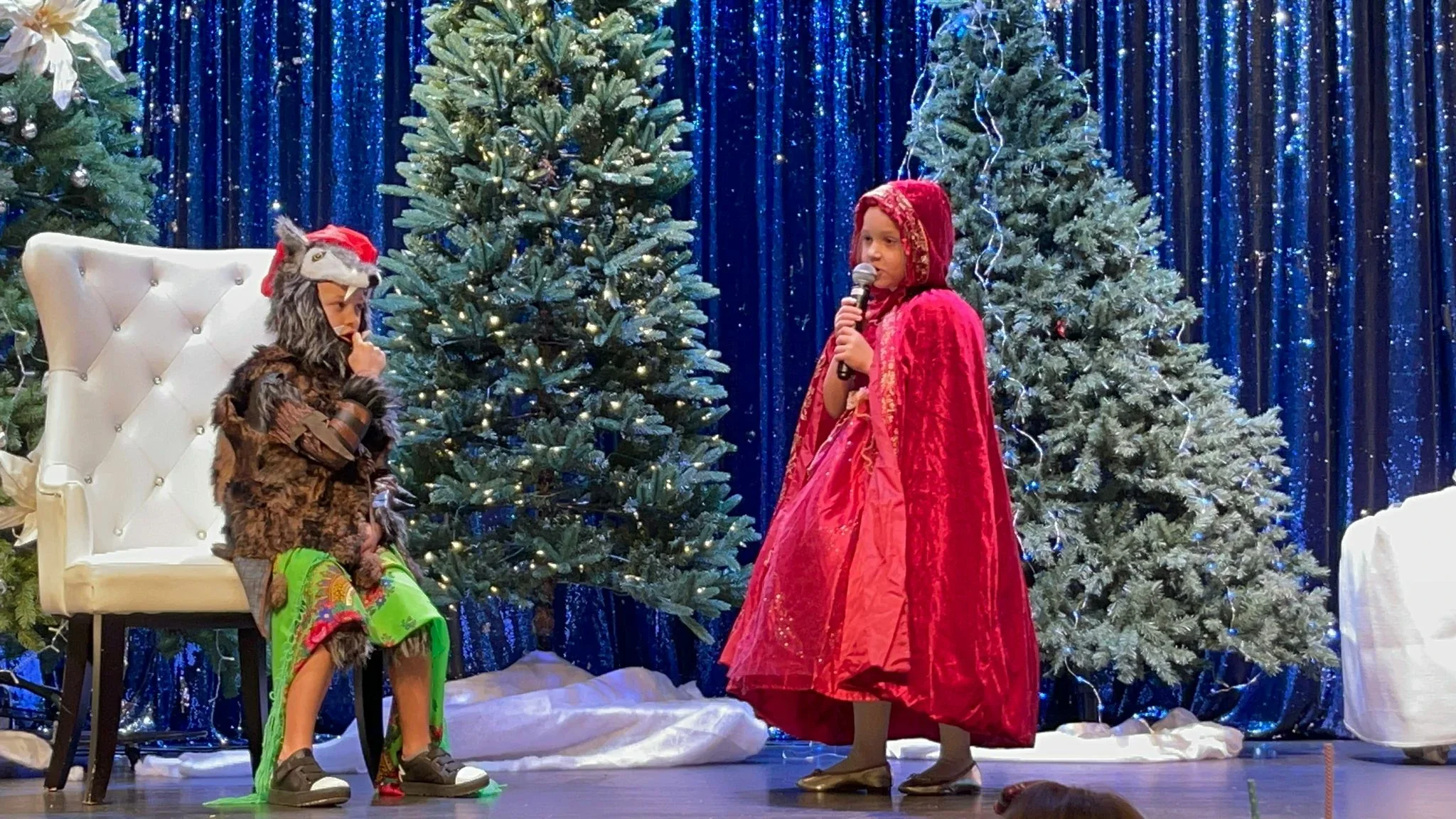 alderwood-academy-event-entertainment-christmas-decoration-performing-arts-christmas-tree