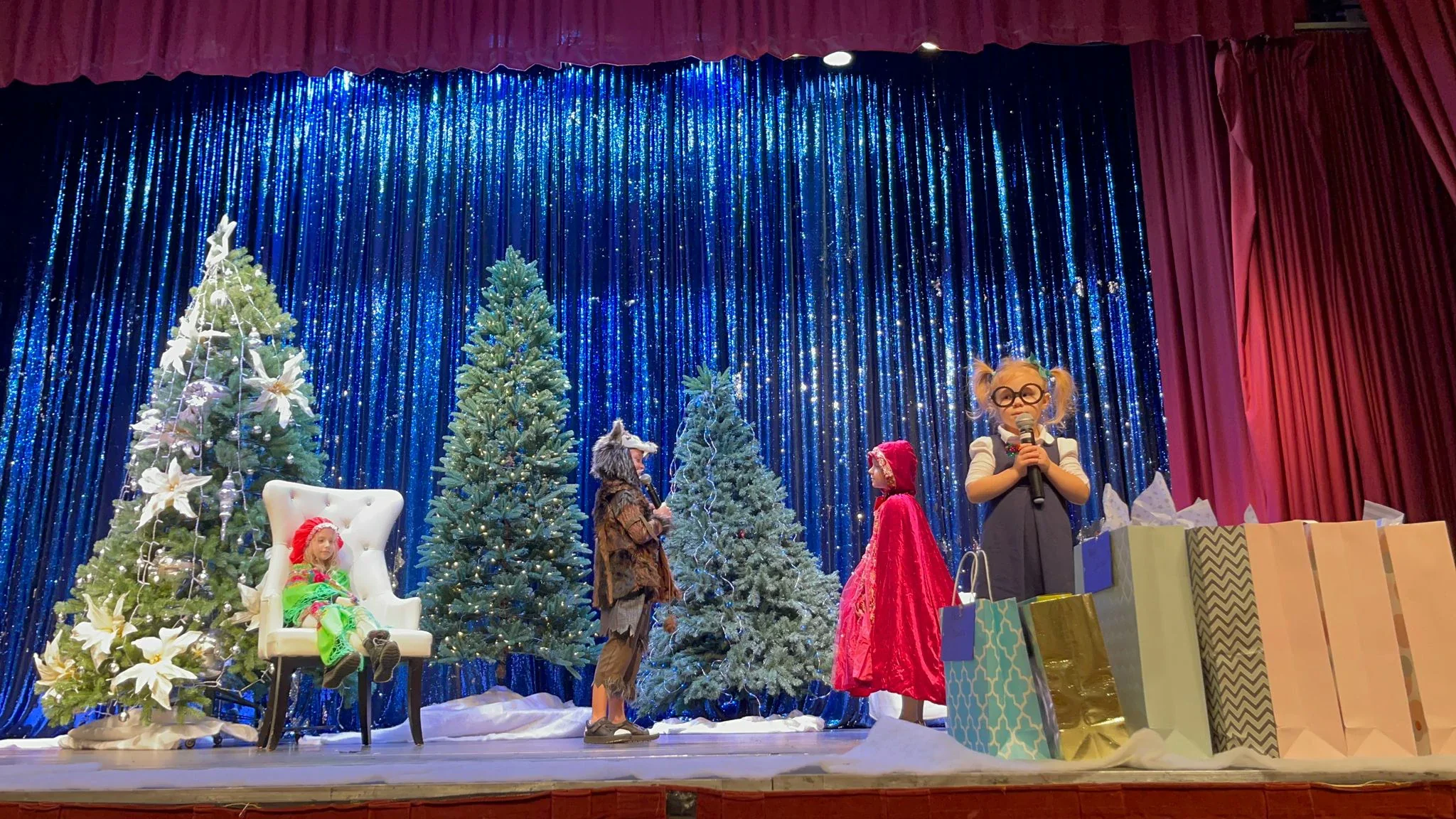 alderwood-academy-event-entertainment-stage-performing-arts-christmas-decoration