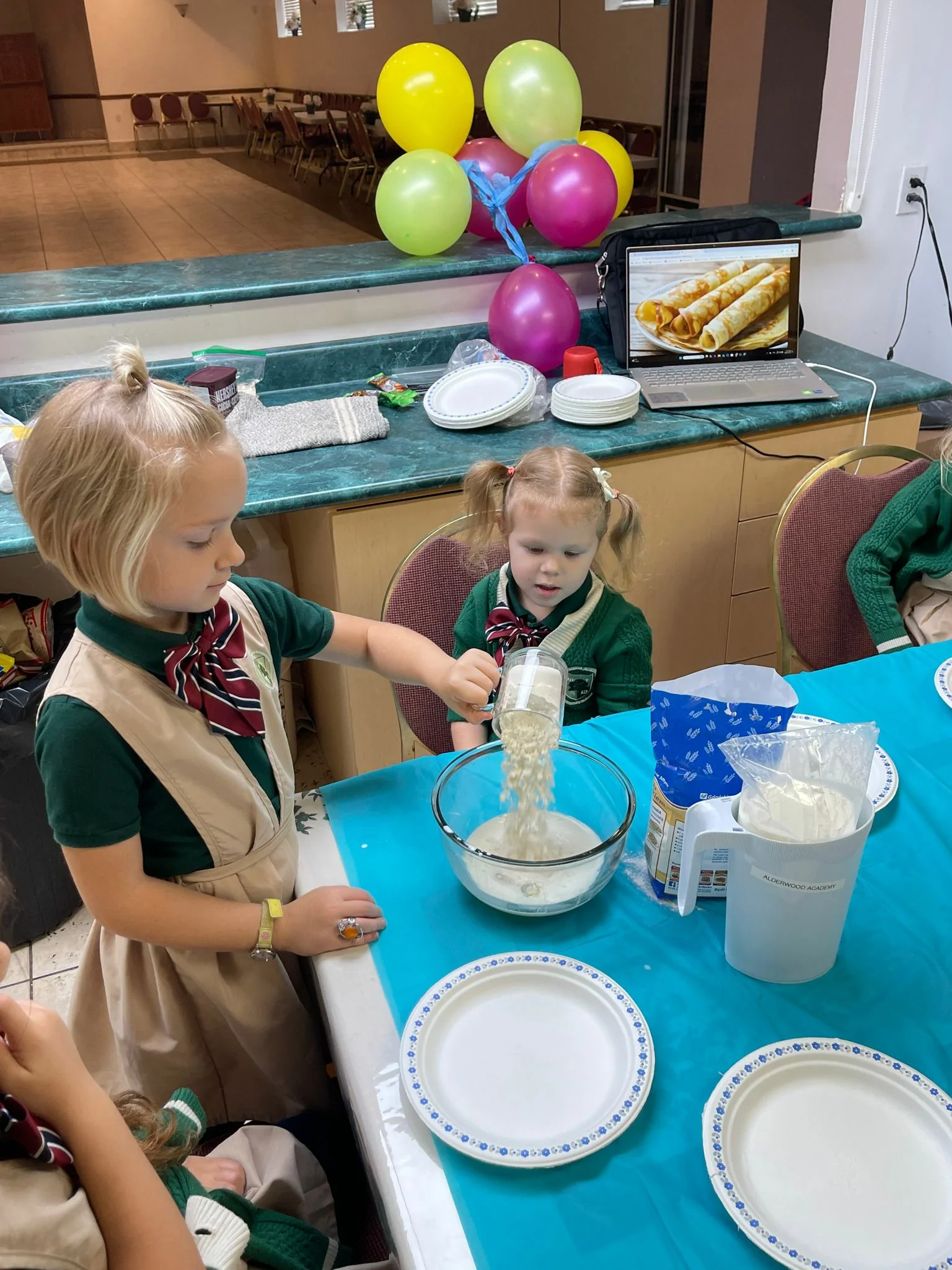 alderwood-academy-furniture-table-tableware-food-dishware