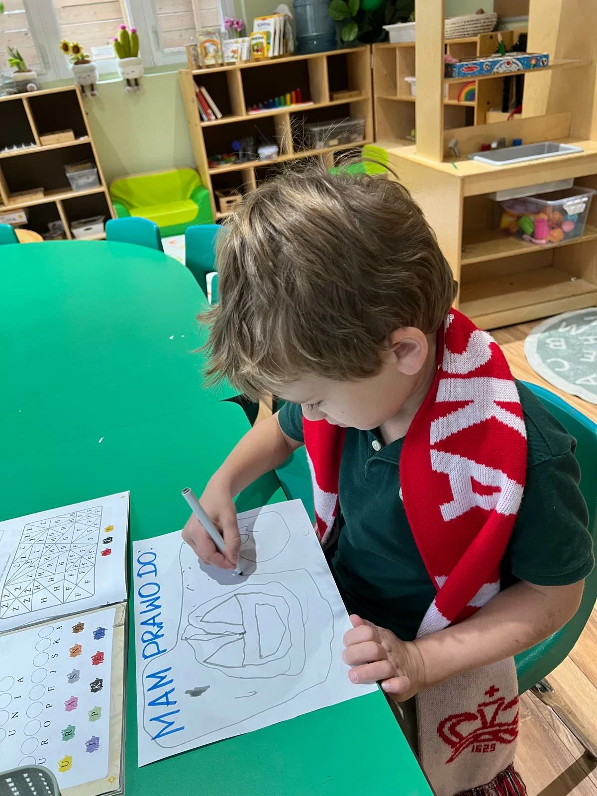 alderwood-academy-table-furniture-child-finger-learning